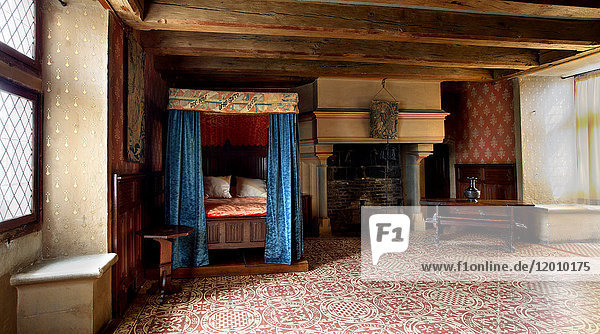 Frankreich  Mittelfrankreich  Touraine  Chateau feodal de Langeais. Das Schlafzimmer der Kreuzigung mit dem alten Bett und dem Kamin.