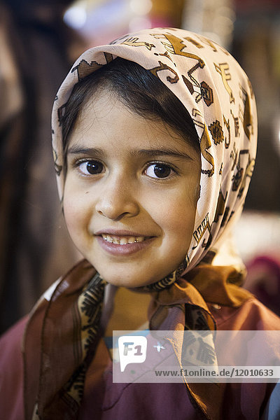 Porträt eines Mädchens auf dem Souk von Isfahan  Iran