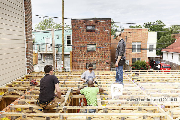 Freiwillige Helfer auf dem Dach der Baustelle