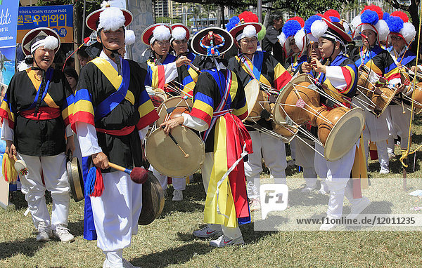 Hawaii  Oahu  Waikiki  Koreanisches Festival  Trommler  Menschen