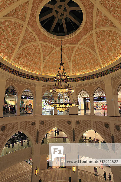 Vereinigte Arabische Emirate  Dubai  Dubai Mall  Einkaufen  Menschen  Freizeit