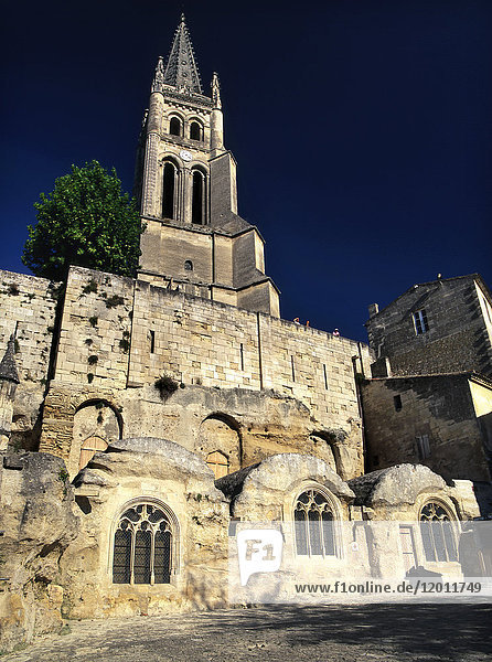 Frankreich  in der Nähe von Bordeaux  monolithische Kirche von Saint Emilion aus dem XII. Jahrhundert mit ihrem Glockenturm auf dem Hauptplatz.