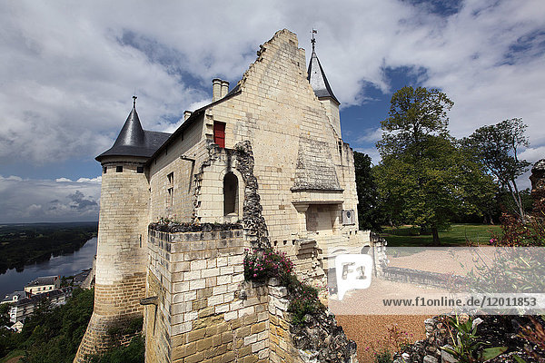 Frankreich  Indre et Loire  Chateau Royal de Chinon. Blick auf die alten Häuser  in denen sich Jeanne d'Arcs und Karl VII. trafen. Chinon und der Fluss Vienne unterhalb.