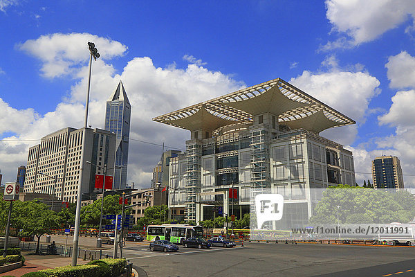 Asien  China  Shanghai...Das Shanghai Urban Planning Exhibition Center  rechts das Rathaus von Shanghai. Marriott Hotel) im Hintergrund