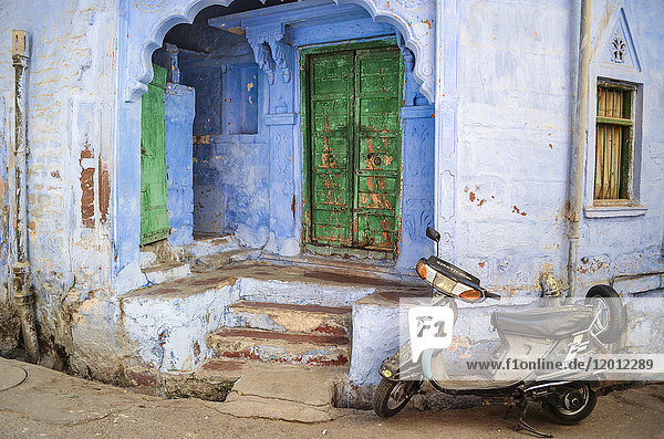 Motorroller vor dem traditionellen Gebäudeeingang in Rajasthan  Indien  geparkt.