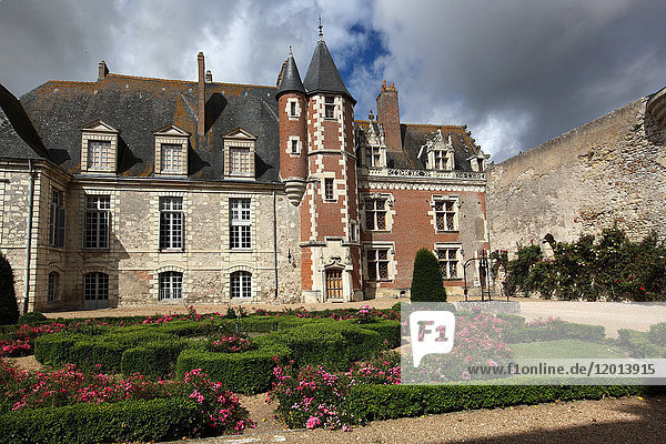 Frankreich  Mittelfrankreich  Touraine  Chateau de Luynes  erbaut im XIII. Jahrhundert. Großzügiger Blick auf den Innenhof mit blühenden Gärten. Bewölkter Himmel.