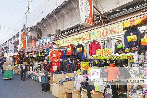 Japan  Honshu  Tokio  Ueno  Ameyoko-cho Markt  Straßenszene
