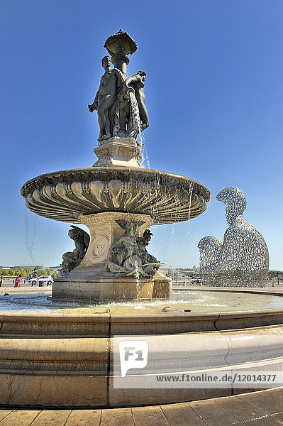 Frankreich  Südwestfrankreich  Bordeaux  Skulptur von Jaume Piensa und Brunnen der 'Drei Grazien' auf dem Place de la Bourse'.
