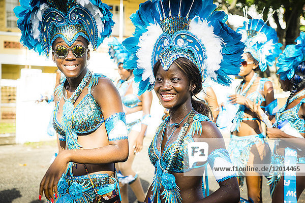Eine Gruppe verkleideter junger Frauen  Karneval  St. Georges  Grenada  Westindien