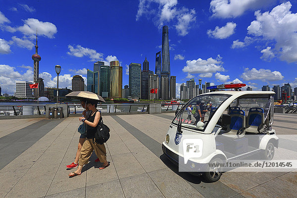 Asien  China  Shanghai... Polizei. Skyline und Huangpu