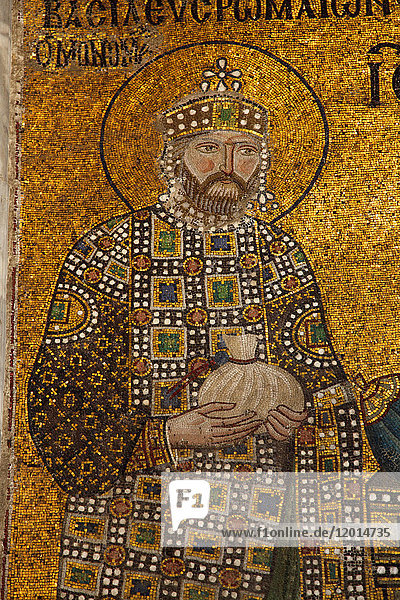 Türkei  Istanbul (Stadtbezirk Fatih)  Stadtteil Sultanahmet  Sainte-Sophie-Basilika (Aya Sofya-Museum)  obere Galerie  Mosaik aus dem 11. Jahrhundert  das Kaiser Konstantin IX. darstellt