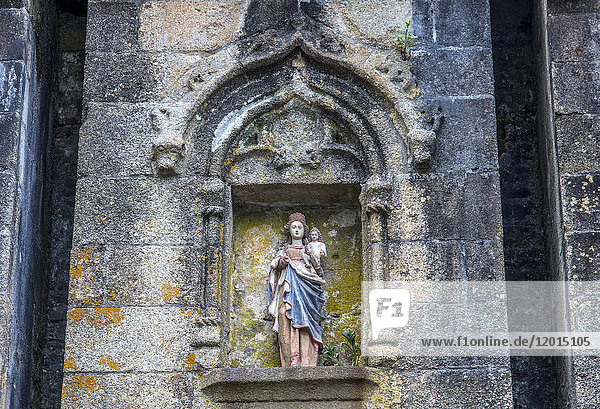 Bretagne  Fougeres  Blick auf die feudale Burg  Tor Notre Dame (auf dem Weg nach Santiago de Compostela)