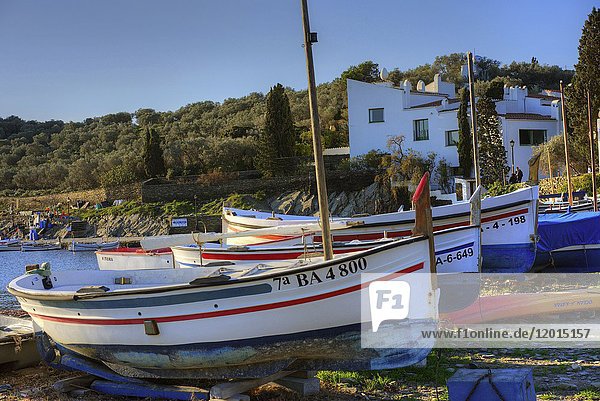 Europa Spanien Katalonien Costa Brava Cadaques Port Lligat Dorf Port Lligat und das Hausmuseum von Salvador Dali