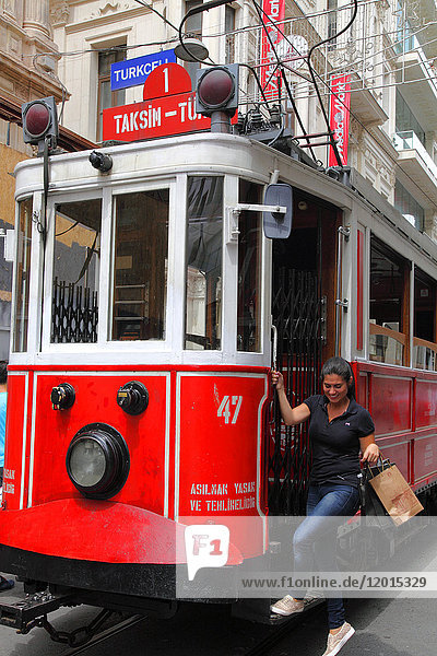 Türkei  Istanbul  Stadtteil Beyoglu  Istiklal-Straße  alte Straßenbahn