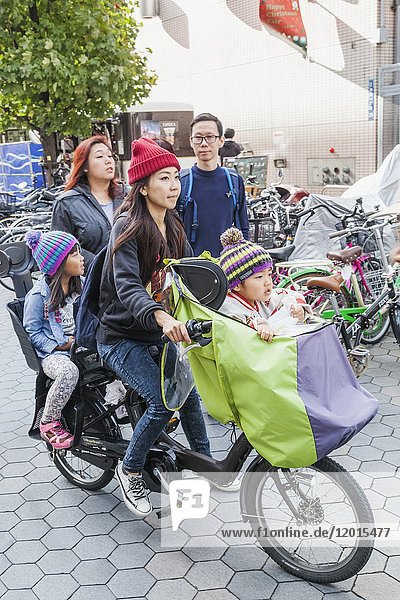 Japan  Honshu  Tokio  Asakusa  Junge Mutter mit Kindern auf dem Fahrrad