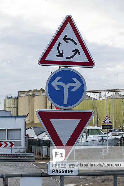 Frankreich  Nordwestfrankreich  Sant-Nazaire  Verkehrsschilder an der Schleuse Louis Joubert