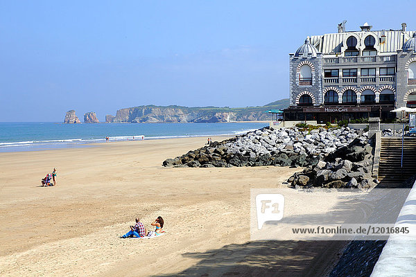 Frankreich  Aquitaine  Pyrenees Atlantiques (64)  Baskenland  Provinz Labourd  Hendaye  Strand und altes Kasino  Deux-jumeaux rocs im Hintergrund