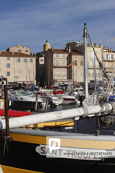 Frankreich  Departement Var  Stadt Saint-Tropez  ein traditionelles Fischerboot namens ''pointu'' im Hafen  im Hintergrund bunte Häuser'