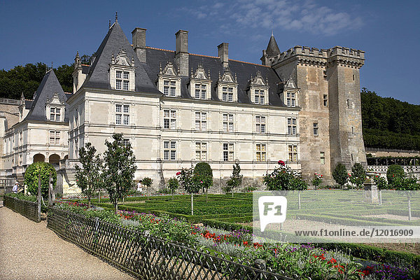 Frankreich  Mittelfrankreich  Touraine  Chateau de Villandry und sein in 0 Quadraten angelegter Gemüsegarten. Westliche Fassade und blauer Himmel.