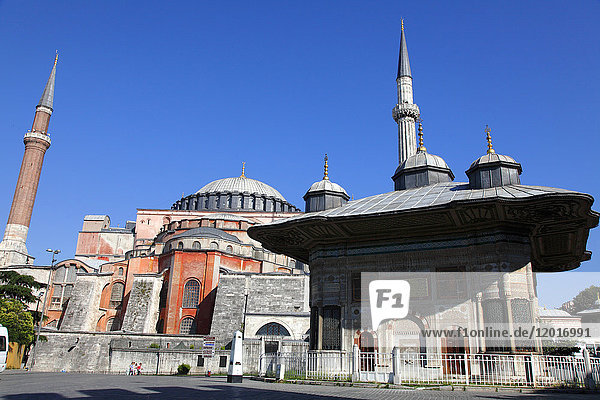 Türkei  Istanbul  Stadtbezirk Fatih  Stadtteil Sultanahmet  Basilika Sainte Sophie (Aya Sofya Museum) und Brunnen Ahmet III