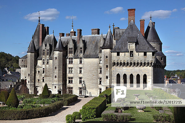 Frankreich  Mittelfrankreich  Touraine  Chateau feodal de Langeais. Gesamtansicht des Innenhofs mit seinen Gärten. Blauer Himmel.