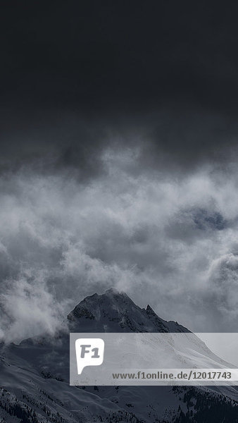Tiefblick auf den schneebedeckten Berg vor bewölktem Himmel  Tantalus  British Columbia  Kanada
