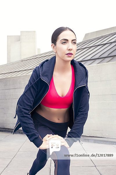 Frau in Sportkleidung beim Stretching