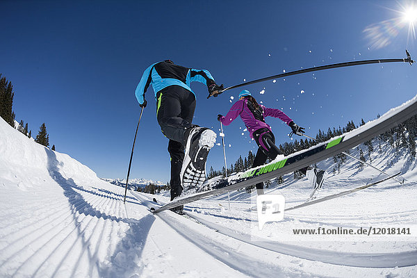 Paar beim Skilanglauf