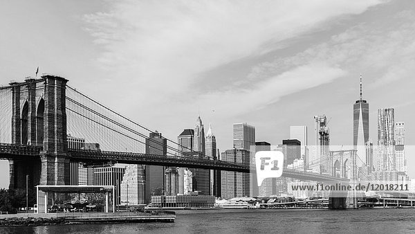 Brooklyn Bridge über den East River in Manhattan gegen den Himmel  New York City  New York  USA