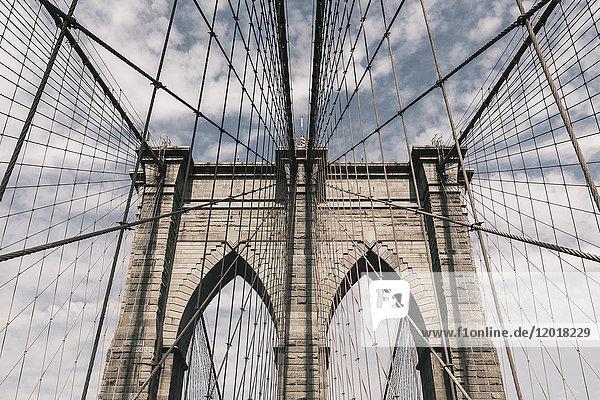 Flachwinkelansicht von Stahlseilen auf der Brooklyn Bridge gegen den Himmel  New York City  New York  USA