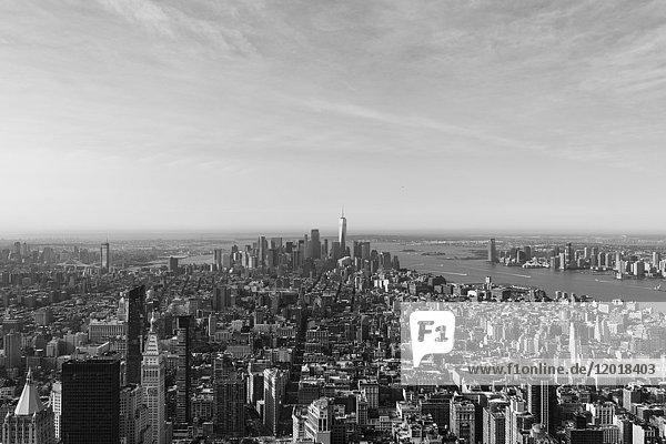 Manhattan am Fluss gegen den Himmel vom Empire State Building aus gesehen  New York City  New York  USA