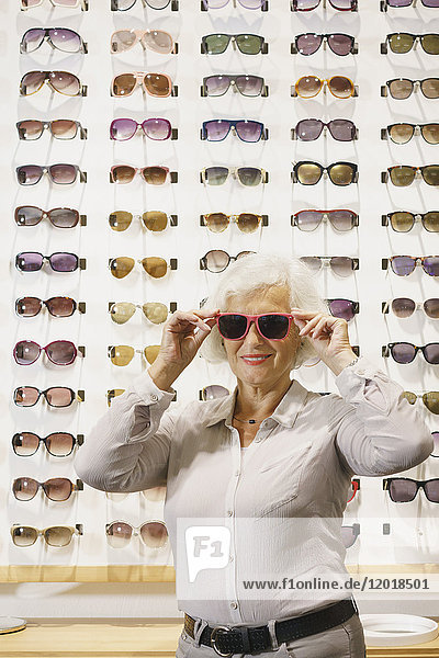 Porträt einer älteren Frau mit Sonnenbrille im Geschäft