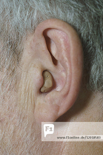 Abgeschnittenes Bild eines reifen Mannes mit Hörgerät