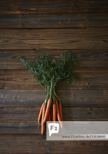 Hochwinkelansicht von frischen Karotten auf Holztisch