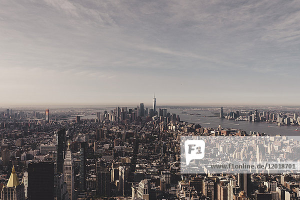Gebäude in Manhattan am Fluss gegen den Himmel vom Empire State Building aus gesehen  New York City  USA