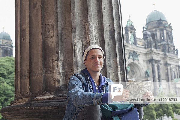 Niederwinkelporträt eines jungen Touristen mit Karte im Alten Museum  Berlin  Deutschland