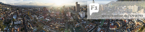 Panoramablick auf das Stadtbild bei Sonnenuntergang  Bogota  Kolumbien
