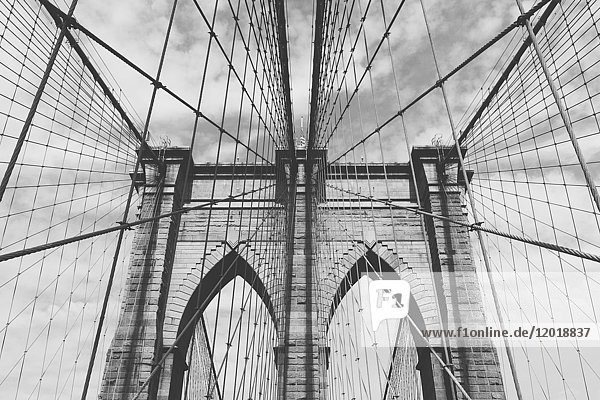 Tiefblick auf die Brooklyn Bridge gegen den Himmel,  New York City,  New York,  USA