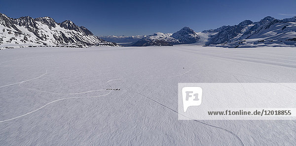 Idyllische Aufnahme der Schneelandschaft vor blauem Himmel  Colony Glacier  Palmer  Alaska  USA