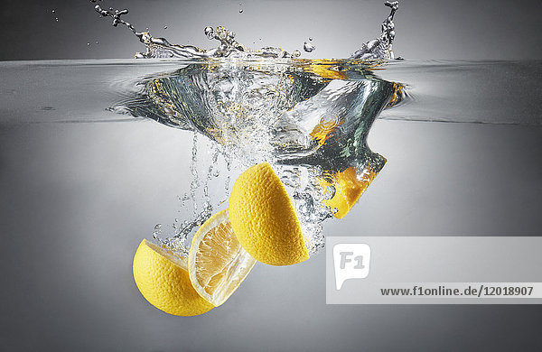 Nahaufnahme von Zitronenscheiben in Spritzwasser