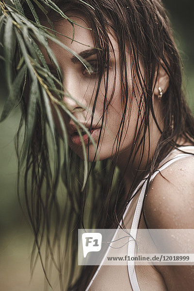 Porträt einer jungen Frau mit nassen Haaren nach Pflanze