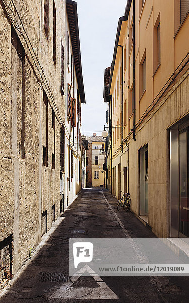 Enge Gasse inmitten von Wohnhäusern in der Stadt  Faenza  Italien