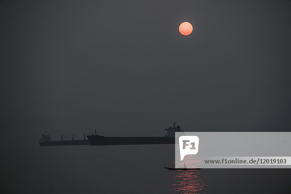 Silhouette Frachtschiffe auf See gegen den Himmel bei Nacht