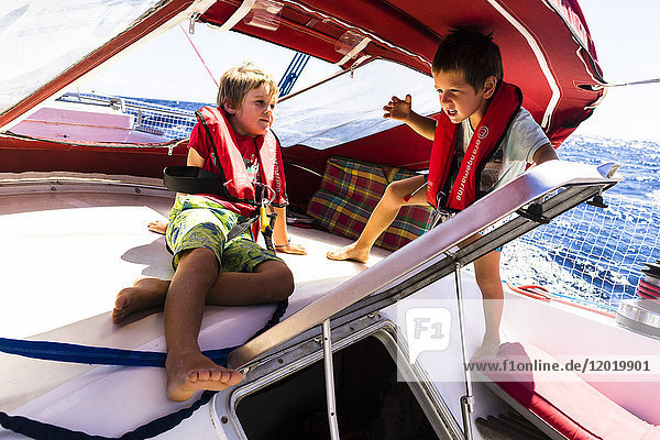 Zwei Jungen,  5 und 7 Jahre alt,  spielen auf einem Schiff,  Saint-Pierre,  Martinique,  Frankreich