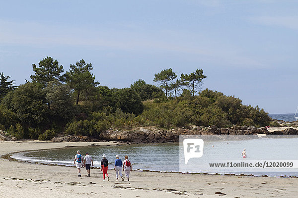 Frankreich  Insel You  Senioren beim Spaziergang an der Plage des Sapins.