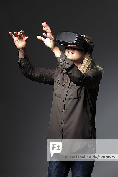 Junge Frau mit Virtual-Reality-Maske