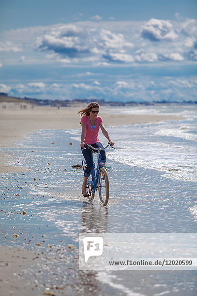 Junge Frauen auf einem Fahrrad am Strand  Pas de Calais  Bitch.