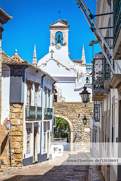 Glockenturm des Bogens  das Tor zur Stadt Faro  Region Algarve  Portugal