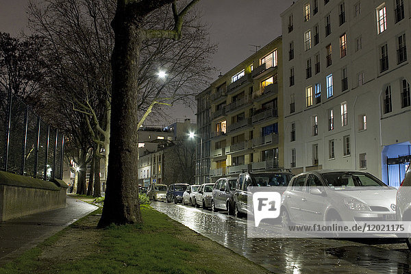 Frankreich  Paris  eine Straße im Regen bei Nacht.