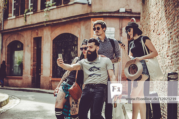 Selfie einer Gruppe junger Menschen in einer Stadtlandschaft